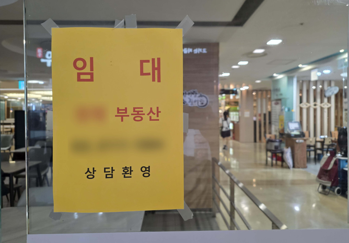 ▲내년도 적용 최저임금을 심의하는 최저임금위원회(최임위)가 23일 여덟 번째 회의를 열고 인상 수준 논의를 시작한다. 노동계가 요구안으로 시간급 '1만2000원'을 제시한 가운데 경영계는 예년처럼 올해 최저임금인 시간당 1만320원의 동결을 주장할 것으로 예상, 팽팽한 줄다리기가 예고된다. 한편 이날 한국경제인협회가 발표한 ‘2026년 자영업자 경영환경 인식 조사’에 따르면, 설문에 응답한 자영업자 500명 중 57.0%가 전년 대비 경영 상황이 악화되었다고 응답했으며 34.0%는 월수입이 올해 최저임금 기준(월 215만6880원)에도 못 미친다고 답했다. 특히 자영업자의 59.2%가 이미 고용 여력이 없다고 답변한 상황에서, 노동계의 최저임금 인상 요구가 수용될 경우 고용 포기 및 기존 인력 감축 등 고용 위축으로 이어질 것이라는 우려가 나오고 있다. 이날 서울의 한 상가에 임대 안내문이 게시돼 있다. 신태현 기자 holjjak@
