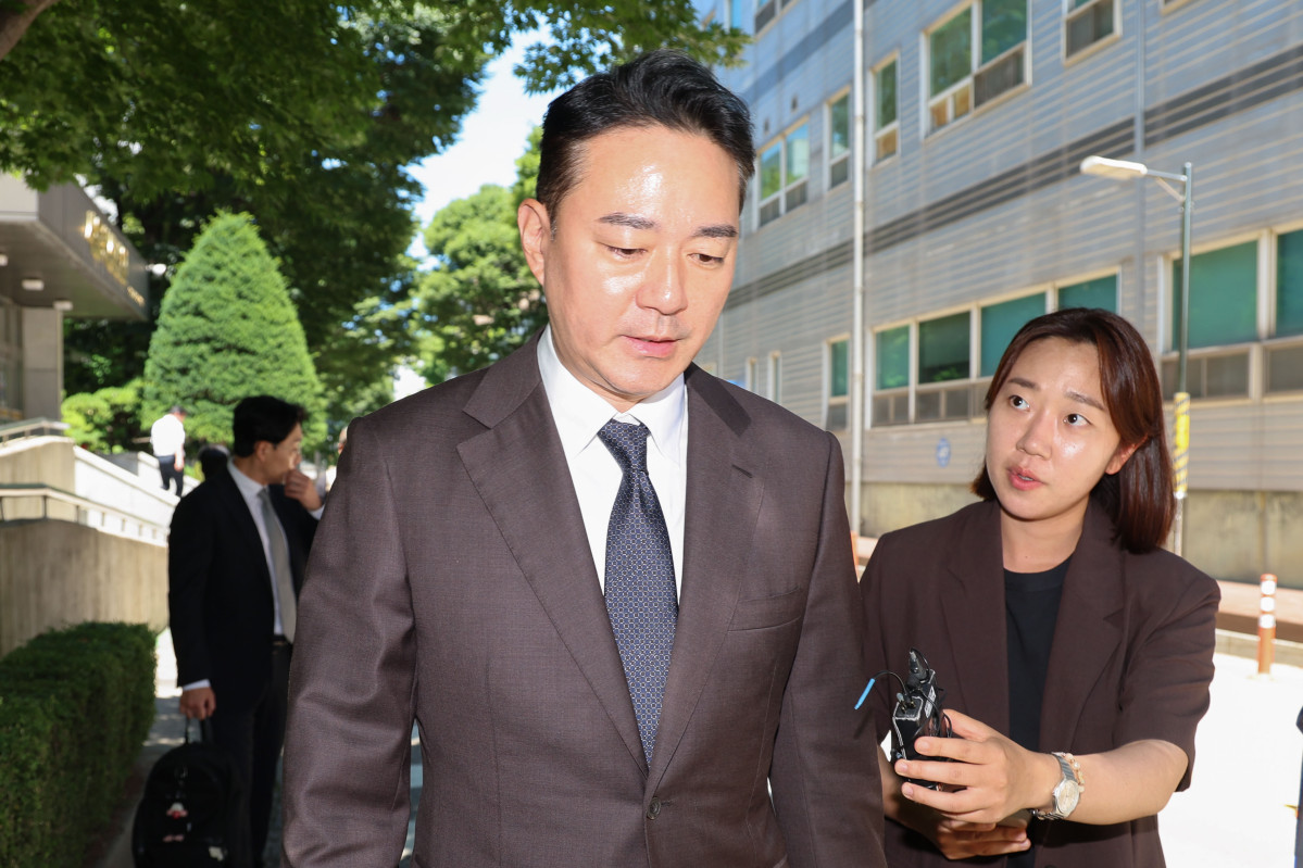 ▲법원에 회생을 신청한 종합편성채널 JTBC 등 중앙그룹 계열사 5곳에 대한 대표자 심문 기일이 열린 23일 홍정도 중앙그룹 부회장이 서초구 서울회생법원에서 열린 중앙그룹 계열사 기업회생신청 대표자 심문을 마친 뒤 이동하고 있다. (연합뉴스)