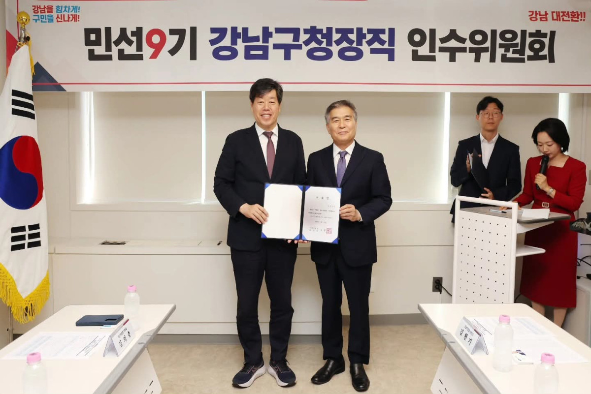 ▲김현기(오른쪽) 서울특별시 강남구청장 당선인이 11일 민선 제9기 강남구청장직 인수위원회 위원장으로 김의승 전 서울시 행정1부시장을 임명한 뒤 기념 촬영을 하고 있다. (사진 제공 = 민선 제9기 강남구청장직 인수위원회)