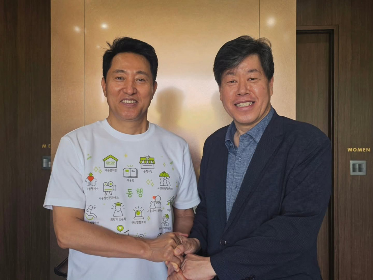 ▲오세훈(왼쪽) 서울특별시장이 제9회 전국 동시 지방선거에서 당선된 후 첫 주말인 13일 서울시장 공관에 김의승 전 서울시 행정1부시장을 초대, 오찬을 나누며 ‘민선 9기’ 서울시정에 대해 의견을 나눴다. (사진 출처 = 김의승 페이스북)