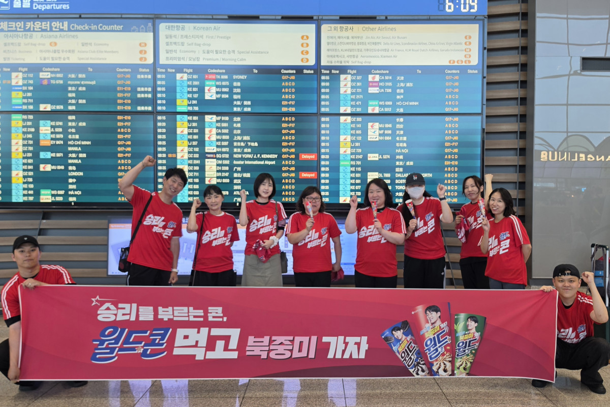 ▲롯데웰푸드가 월드콘 구매 인증자를 대상으로 실시한 ‘월드콘 먹고 북중미 가자’ 이벤트 프로모션 당첨자들이 23일 오전 인천국제공항을 통해 멕시코로 출국했다. (사진제공 롯데웰푸드)