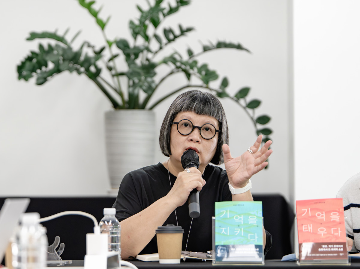 ▲23일 서울 중구 스페이스에이드 제니스홀에서 열린 ‘기억을 지키다’·‘기억을 태우다’ 출간 기자간담회에서 찬와이 작가가 발언하고 있다. (사진제공=민음사)
