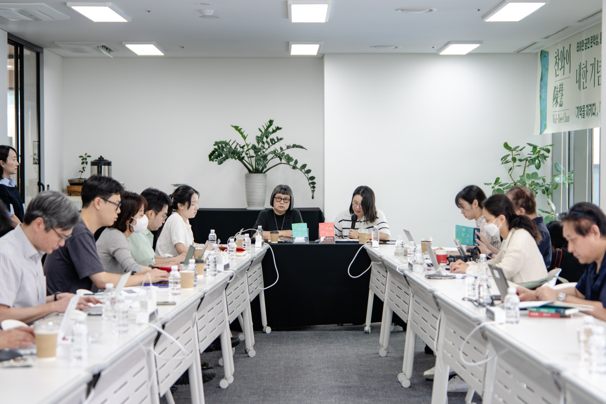 ▲23일 서울 중구 스페이스에이드 제니스홀에서 열린 ‘기억을 지키다’·‘기억을 태우다’ 출간 기자간담회에서 찬와이 작가가 발언하고 있다. (사진제공=민음사)