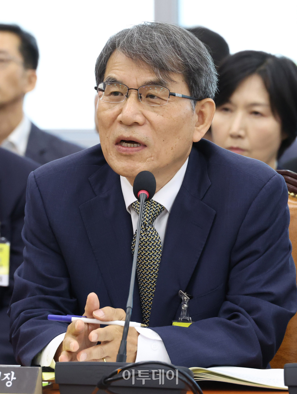 ▲노태악 전 선관위원장이 23일 서울 여의도 국회 행안위 전체회의에서 열린 투표용지 부족사태 등 국민 참정권 침해 진상규명 및 선거관리 개혁을 위한 국정조사 특별위원회 전체회의에서 의원 질의에 답하고 있다. 고이란 기자 photoeran@