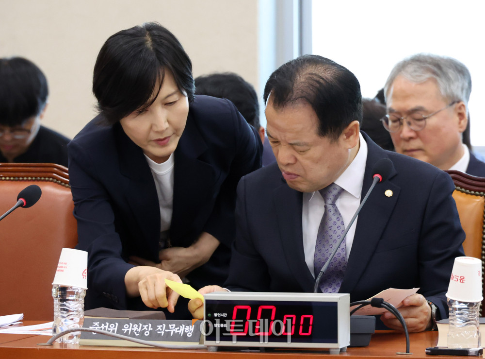 ▲위철환(오른쪽) 선관위원장 직무대행이 23일 서울 여의도 국회 행안위 전체회의에서 열린 투표용지 부족사태 등 국민 참정권 침해 진상규명 및 선거관리 개혁을 위한 국정조사 특별위원회 전체회의에서 관계자와 대화하고 있다. 고이란 기자 photoeran@