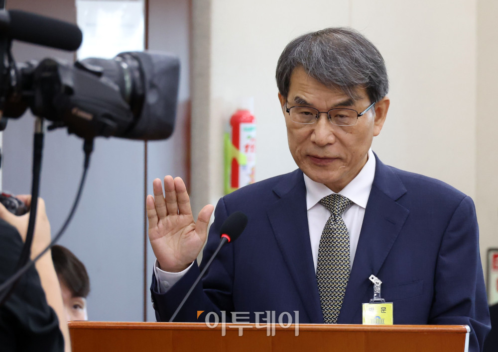 ▲노태악 전 선관위원장이 23일 서울 여의도 국회 행안위 전체회의에서 열린 투표용지 부족사태 등 국민 참정권 침해 진상규명 및 선거관리 개혁을 위한 국정조사 특별위원회 전체회의에서 증인선서를 하고 있다. 고이란 기자 photoeran@