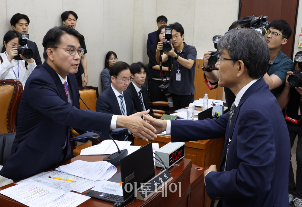 ▲노태악(오른쪽) 전 선관위원장이 23일 서울 여의도 국회 행안위 전체회의에서 열린 투표용지 부족사태 등 국민 참정권 침해 진상규명 및 선거관리 개혁을 위한 국정조사 특별위원회 전체회의에서 증인 선서문을 윤상현 위원장에게 전달하며 악수하고 있다. 고이란 기자 photoeran@