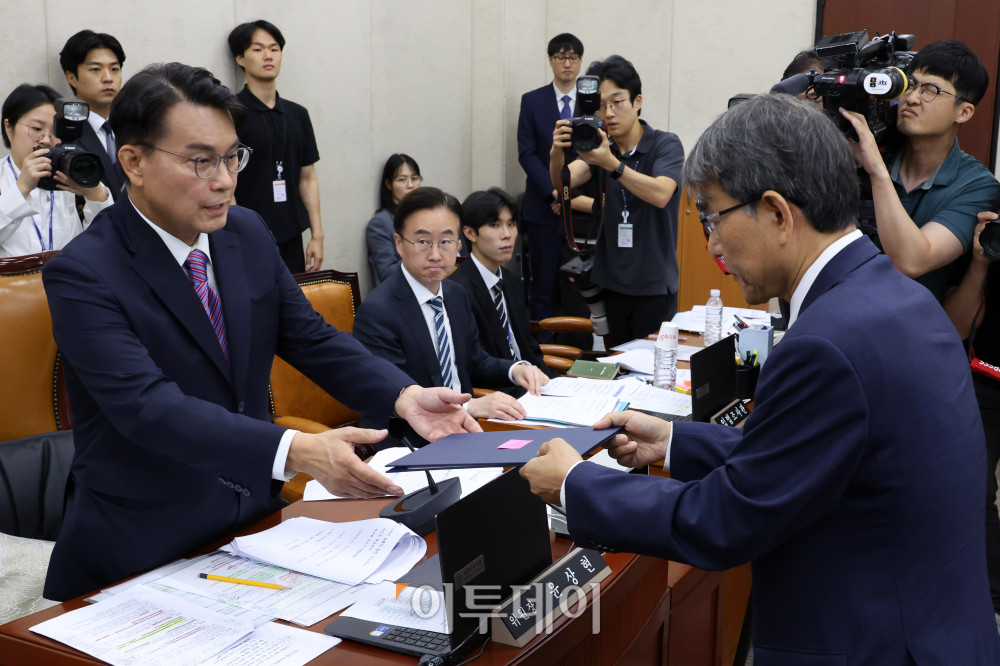 ▲노태악(오른쪽) 전 선관위원장이 23일 서울 여의도 국회 행안위 전체회의에서 열린 투표용지 부족사태 등 국민 참정권 침해 진상규명 및 선거관리 개혁을 위한 국정조사 특별위원회 전체회의에서 증인선서를 마치고 선서문을 윤상현 위원장에게 전달하고 있다. 고이란 기자 photoeran@