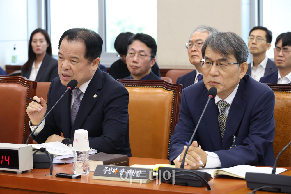 ▲위철환 선관위원장 직무대행이 23일 서울 여의도 국회 행안위 전체회의에서 열린 투표용지 부족사태 등 국민 참정권 침해 진상규명 및 선거관리 개혁을 위한 국정조사 특별위원회 전체회의에서 의원 질의에 답하고 있다. 오른쪽은 노태악 전 선관위원장. 고이란 기자 photoeran@