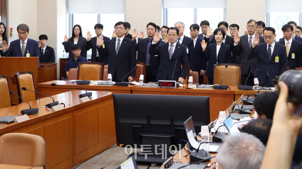 ▲노태악 전 선관위원장을 비롯한 참석자들이 23일 서울 여의도 국회 행안위 전체회의에서 열린 투표용지 부족사태 등 국민 참정권 침해 진상규명 및 선거관리 개혁을 위한 국정조사 특별위원회 전체회의에서 증인선서를 하고 있다. 고이란 기자 photoeran@
