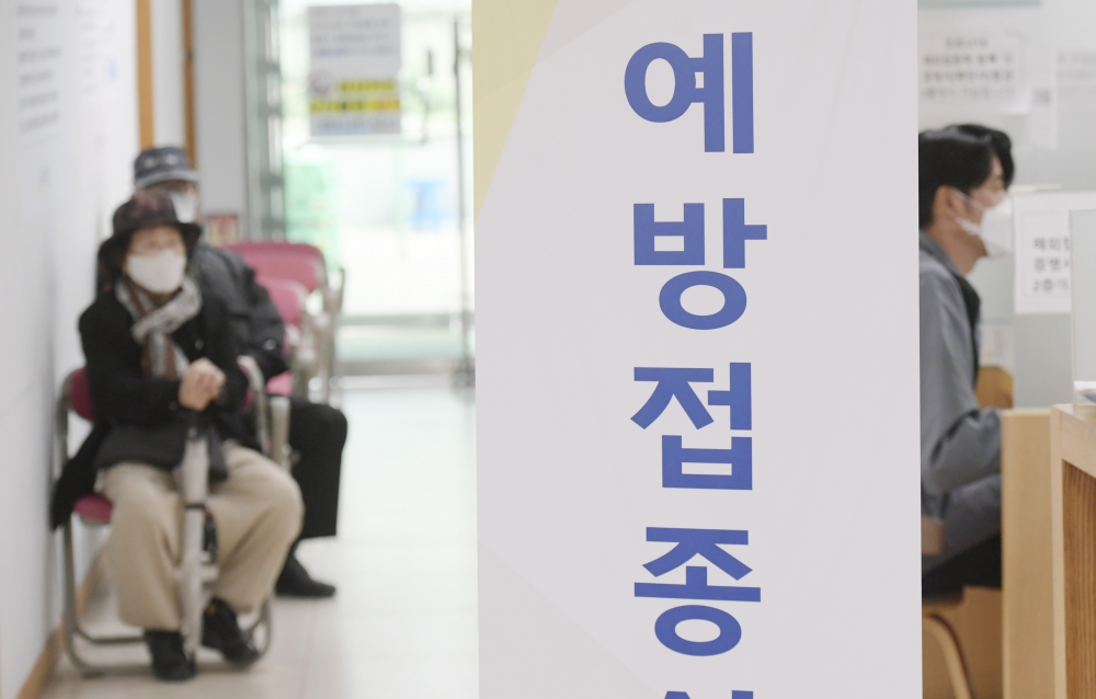 ▲한 의료기관에서 어르신들이 예방접종을 위해 대기하고 있다. (이투데이DB)