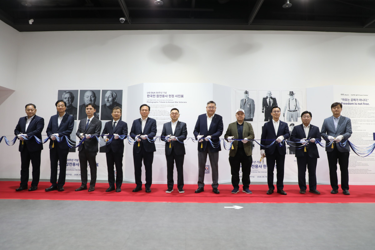 ▲LIG D&A가 창사 50주년을 맞아 한국전 참전용사 헌정 사진전을 개최했다. 개막식에서 구본상 LIG 회장(가운데)과 신익현 LIG D&A 대표이사(오른쪽 세번째) 등 주요 관계자들이 기념촬영을 하고 있다. (LIG D&A)