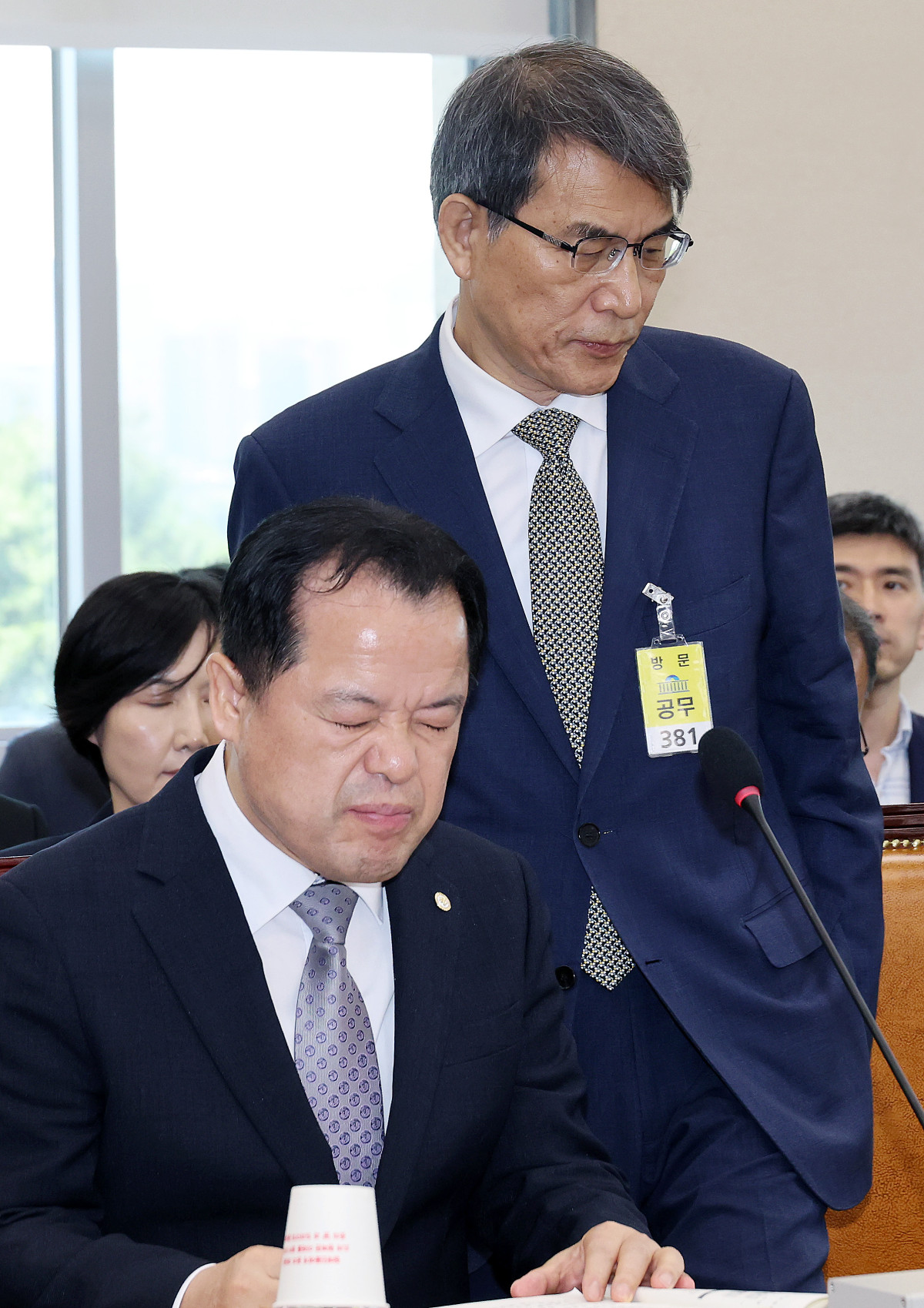 ▲노태악 전 중앙선관위원장이 23일 국회에서 열린 투표용지 부족사태 등 국민참정권 침해 진상규명 및 선거관리 개혁을 위한 국정조사 특위 전체회의에서 윤상현 위원장에게 선서문을 전달한 뒤 자리로 이동하고 있다. 왼쪽은 위철환 선관위원장 직무대행. (사진=연합뉴스)