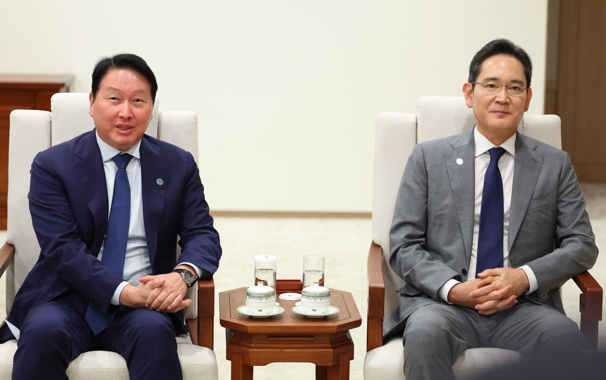 ▲최태원 SK 회장과 이재용 삼성전자 회장 (사진=뉴시스)
