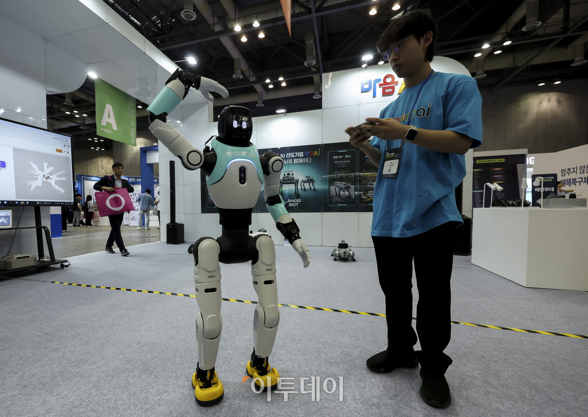 ▲23일 오후 경기 고양시 킨텍스 제2전시장에서 열린 ‘2026 공공 AI 박람회’에서 마음AI 관계자가 인공지능 로봇 '우치봇'을 시연하고 있다. ‘2026 공공 AI 박람회’는 행정안전부가 주최하고 한국지능정보사회진흥원이 주관하며, 공공 분야의 AI 기술과 서비스를 소개하는 자리다. 박람회는 23일부터 24일까지 이틀 간 진행된다. 고성준 기자 joonko1@
