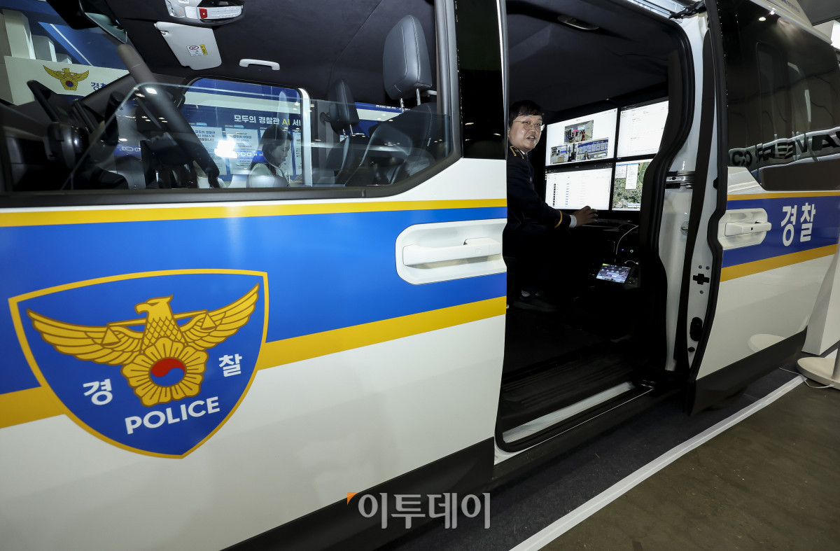 ▲23일 오후 경기 고양시 킨텍스 제2전시장에서 열린 ‘2026 공공 AI 박람회’에서 경찰청 관계자가 AI순찰차를 시연하고 있다. ‘2026 공공 AI 박람회’는 행정안전부가 주최하고 한국지능정보사회진흥원이 주관하며, 공공 분야의 AI 기술과 서비스를 소개하는 자리다. 박람회는 23일부터 24일까지 이틀 간 진행된다. 고성준 기자 joonko1@
