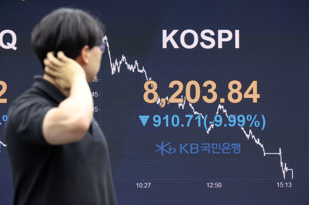 ▲23일 서울 여의도 KB국민은행 딜링룸 전광판에 코스피 지수가 전 거래일보다 910.71포인트(9.99%) 내린 8203.84를 나타내고 있다. 코스닥 지수도 전 거래일보다 76.88포인트(7.94%) 하락한 891.52에 거래를 마감했다. 원·달러 환율은 주간 거래 종가(15시30분) 기준 전일 대비 2.1원 오른 1539.1원을 기록했다. 고이란 기자 photoeran@