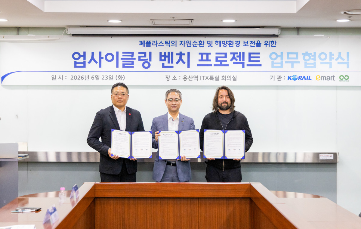 ▲23일 화요일 오전 서울 용산구 용산역에서 진행된 '업사이클링 벤치 프로젝트 업무협약식(MOU)'에서 (왼쪽부터)이창열 이마트 ESG 담당, 박용정 한국철도공사 탄소중립추진단장, 톰 재키 테라사이클 대표가 기념 사진을 찍고 있다. (사진제공=이마트)