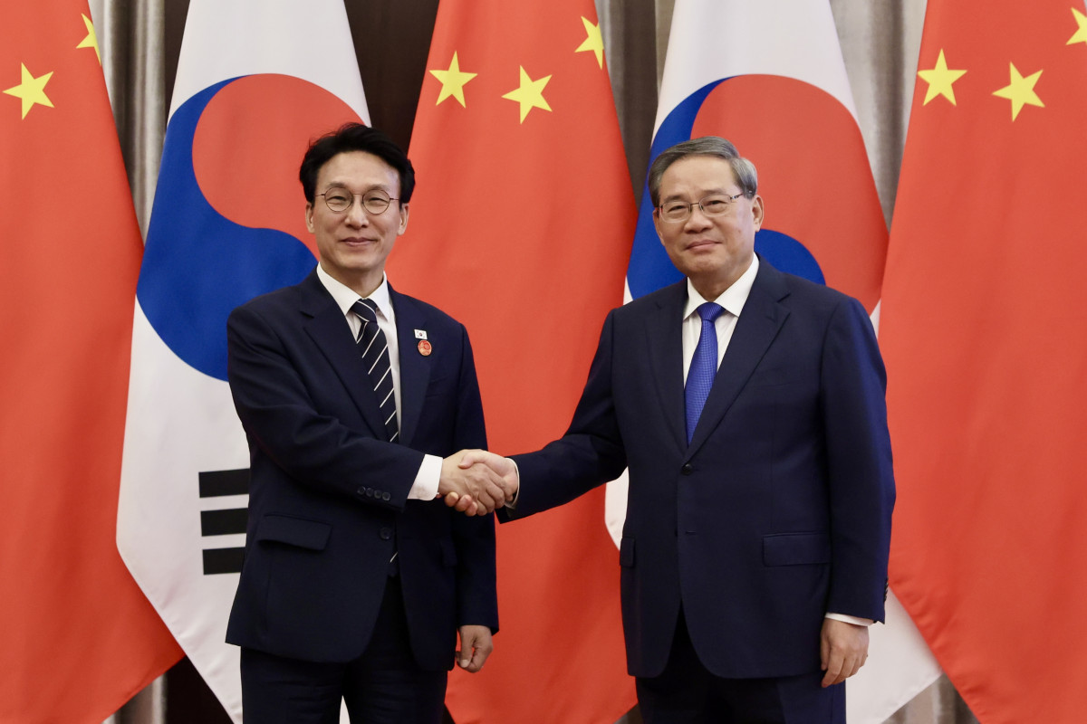 ▲중국을 방문 중인 김민석 국무총리가 23일 중국 다롄의 방추도 호텔에서 리창 국무원 총리를 만나 회담에 앞서 악수하고 있다. (연합뉴스)