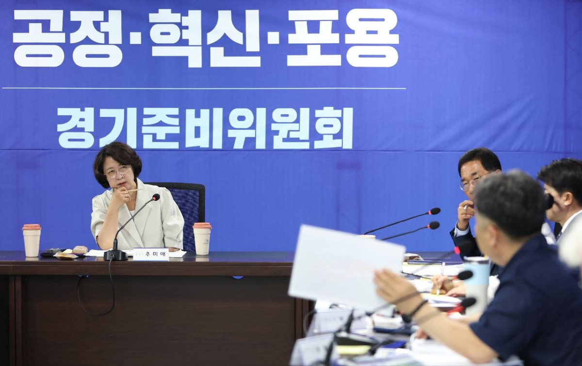 ▲추미애 경기도지사 당선인이 23일 경기준비위원회 9층 전체회의장에서 안전·공정 분야 경기도정 현안 회의를 주재하며 관계자들의 보고를 듣고 있다. 추 당선인은 이날 조직 신설 유보·AI 행정 혁신·화재 예방 강화·공정호민관 설치 등을 직접 지시했다. (공정·혁신·포용 경기준비위원회)