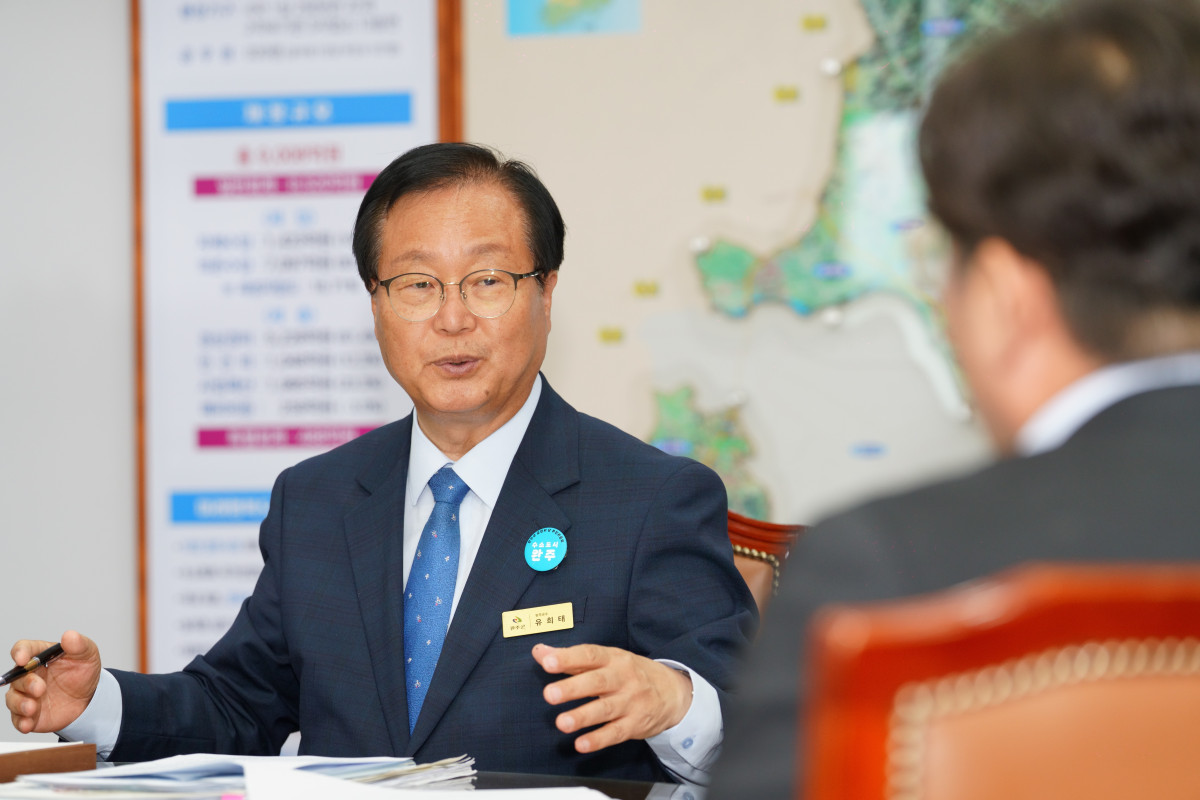 ▲유희태 완주군수 당선인이 군수 집무실에서 민선 9기 군정 방향과 주요 현안에 대해 설명하고 있다. (사진제공=조경환 기자)