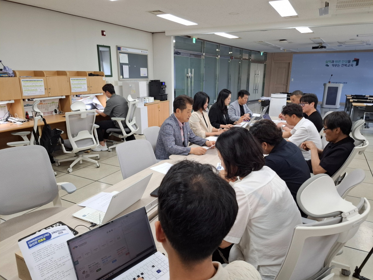 ▲정재균 인수위 대변인이 전북교육청 브리핑 룸에서 ‘교육혁신선도지역’ 공모 참여에 대해 설명하고 있다. (사진제공=조경환 기자)