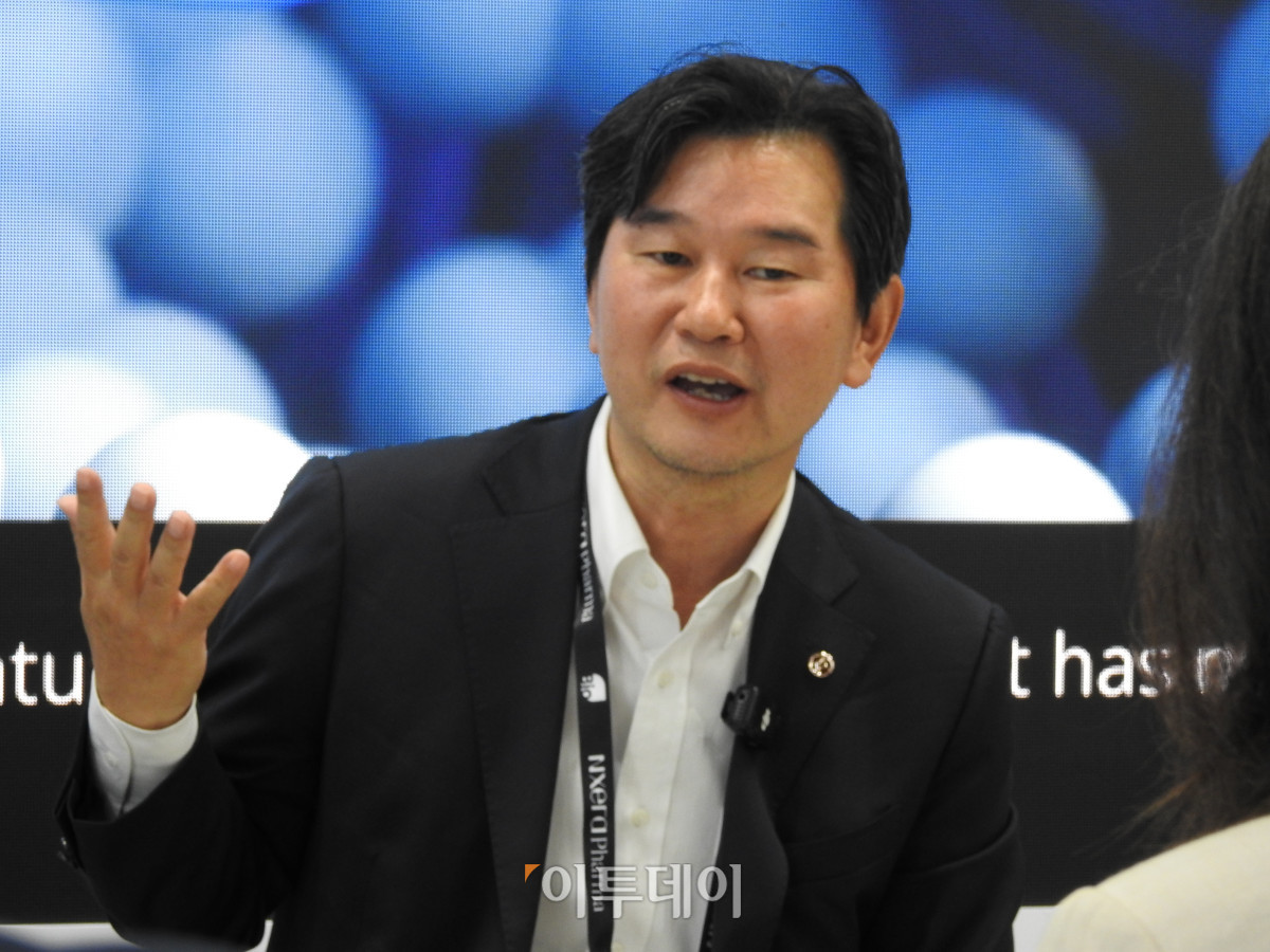 ▲최석우 에스티팜 전무가 바이오USA 행사장에서 기자들과 만나 “에스티팜은 올리고뉴클레오타이드, mRNA, LNP, gRNA를 아우르는 통합 RNA CDMO 기업으로 입지를 강화하겠다”고 강조했다. (노상우 기자 nswreal@)