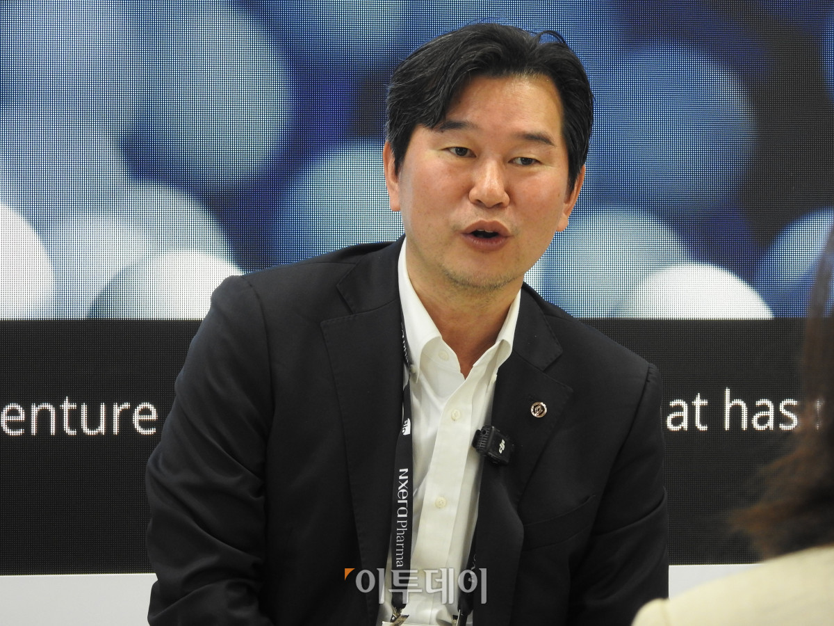 ▲최석우 에스티팜 전무가 바이오USA 행사장에서 기자들과 만나 인터뷰 하고 있다. (노상우 기자 nswreal@)