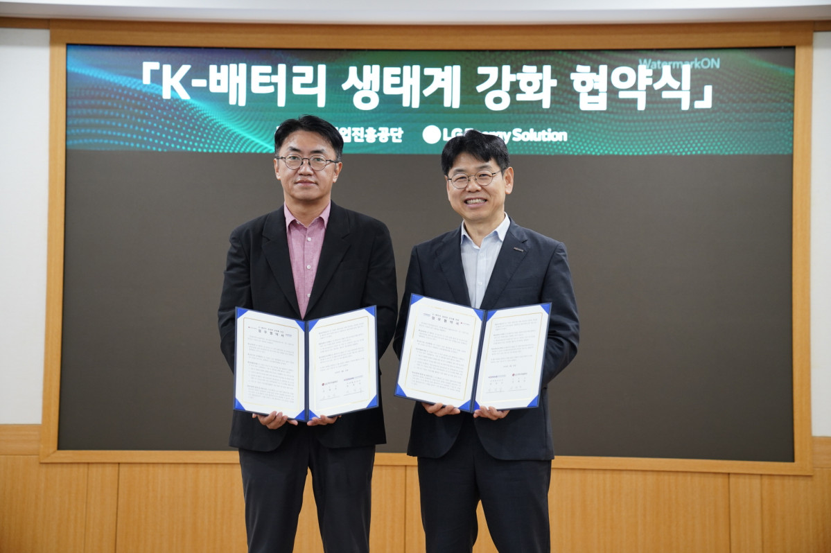 ▲(왼쪽부터) 김제영 LG에너지솔루션 최고기술책임자(CTO) 전무와 반정식 중소벤처기업진흥공단 지역혁신이사가 대전 유성구 LG에너지솔루션 기술연구원에서 열린 ‘K-배터리 생태계 강화 업무협약(MOU)’ 체결식에서 협약서를 들고 기념촬영을 하고 있다. (사진제공=LG에너지솔루션)