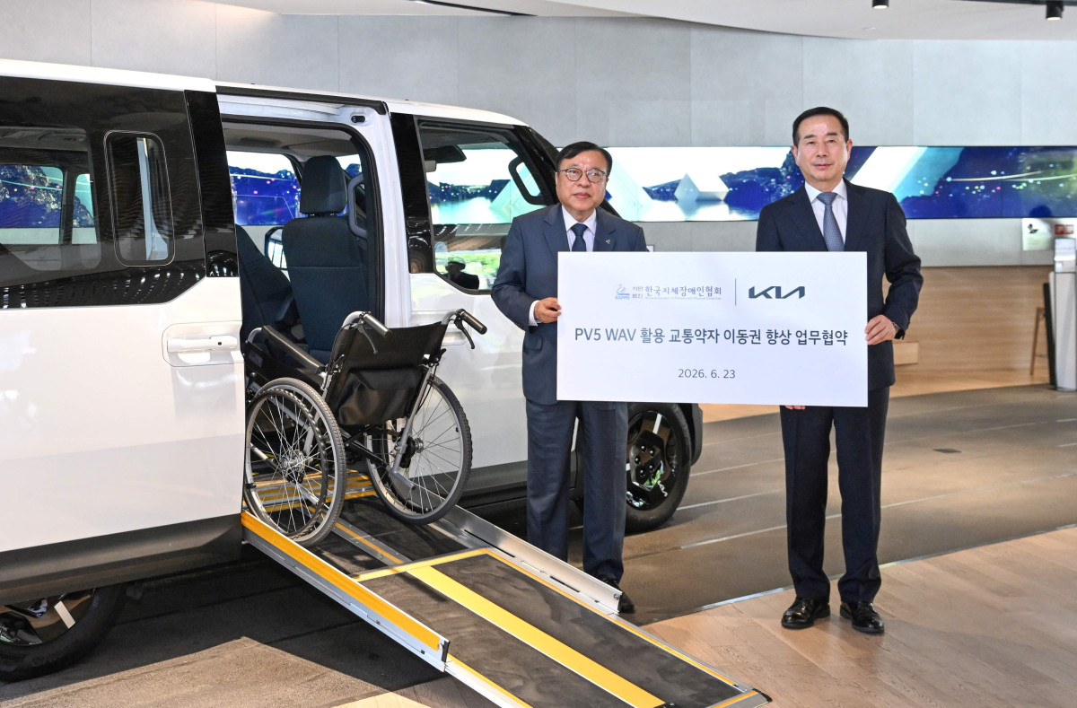 ▲Kia360에서 진행된 협약식에서 기아 국내사업본부장 정원정 부사장(오른쪽), 한국지체장애인협회 황재연 중앙회장(왼쪽)이 기념 촬영을 하고 있다. (사진=기아)