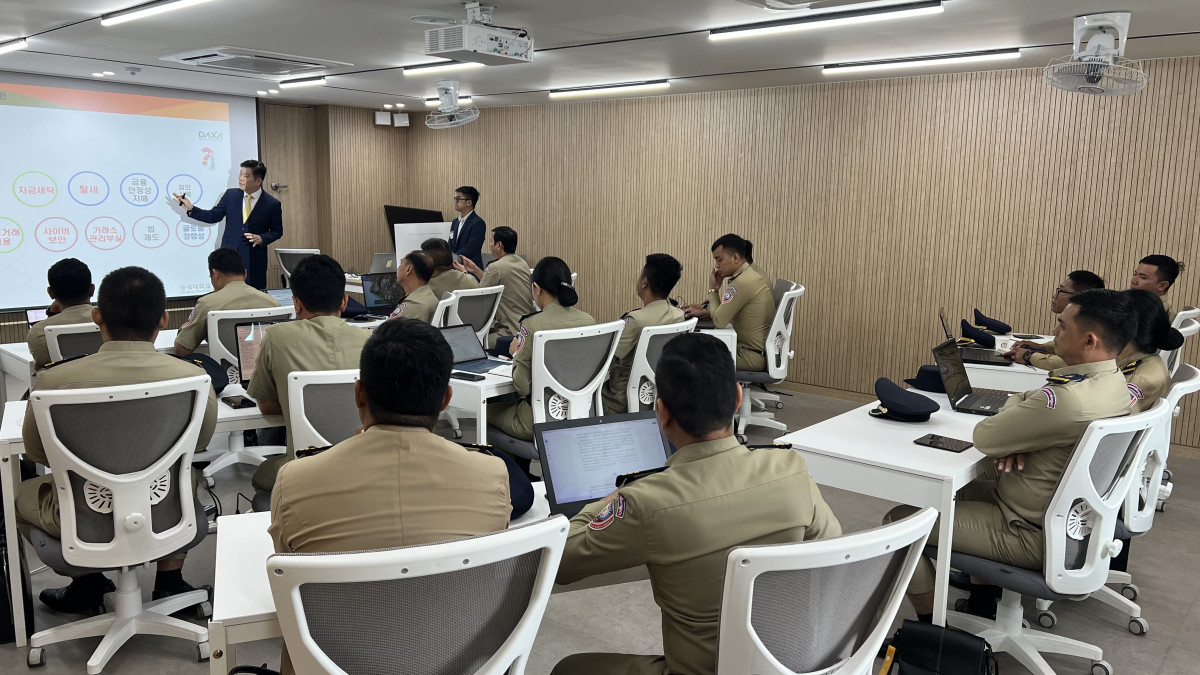 ▲19일 디지털자산거래소 공동협의체(DAXA) 황석진 자문위원이 중앙경찰학교에서 진행된 캄보디아 경찰학교 사이버수사 경찰 대상 연수에서 '대한민국 가상자산 제도의 이해와 범죄 대응'을 주제로 강연하고 있다.