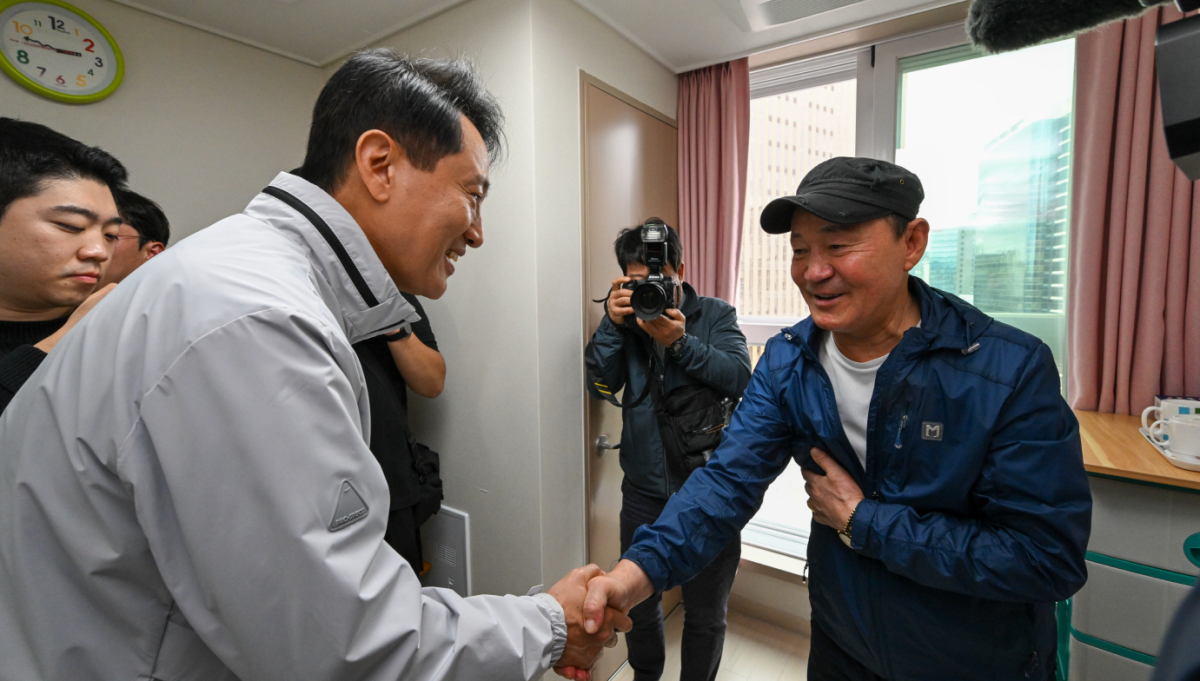 ▲오세훈 서울시장이 지난해 10월 해든집 입주 축하식에서 입주자와 사진을 찍고 있다. (서울시)