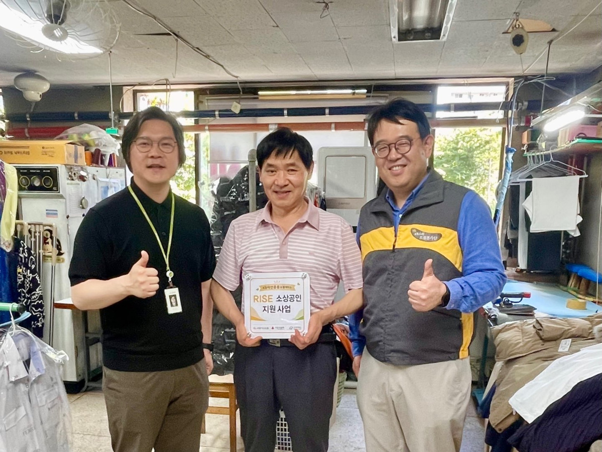 ▲KB자산운용 'KB희망드림봉사단'이 23일 서울 강서구 방화동 지역 소상공인들을 대상으로 한 지원 사업의 하나인 'RISE 소상공인 든든KIT'를 앞에 두고 기념 촬영을 하고 있다. (제공=KB자산운용)