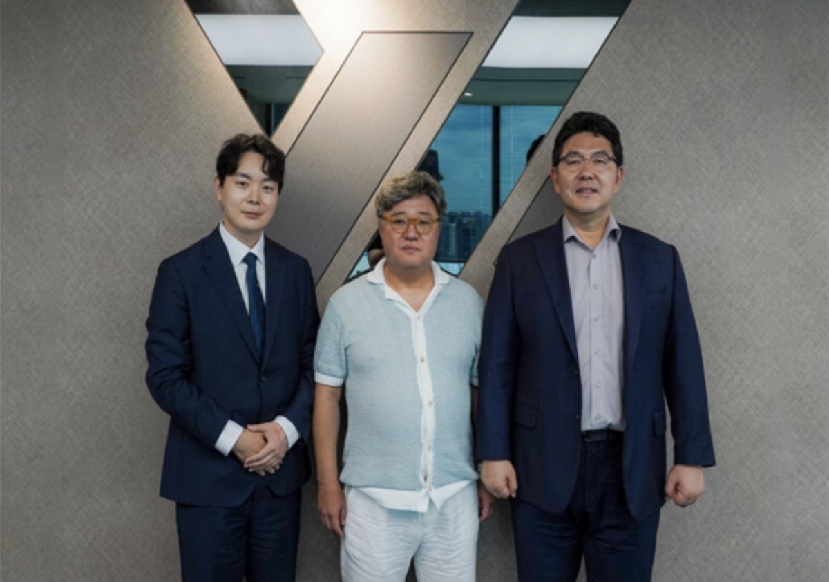 ▲법무법인 YK 강경훈 대표변호사(오른쪽), KEISA 김지곤 회장(가운데), 법무법인 YK 이재성 변호사(왼쪽) (사진=한국전력산업중소사업자협회(KEISA))