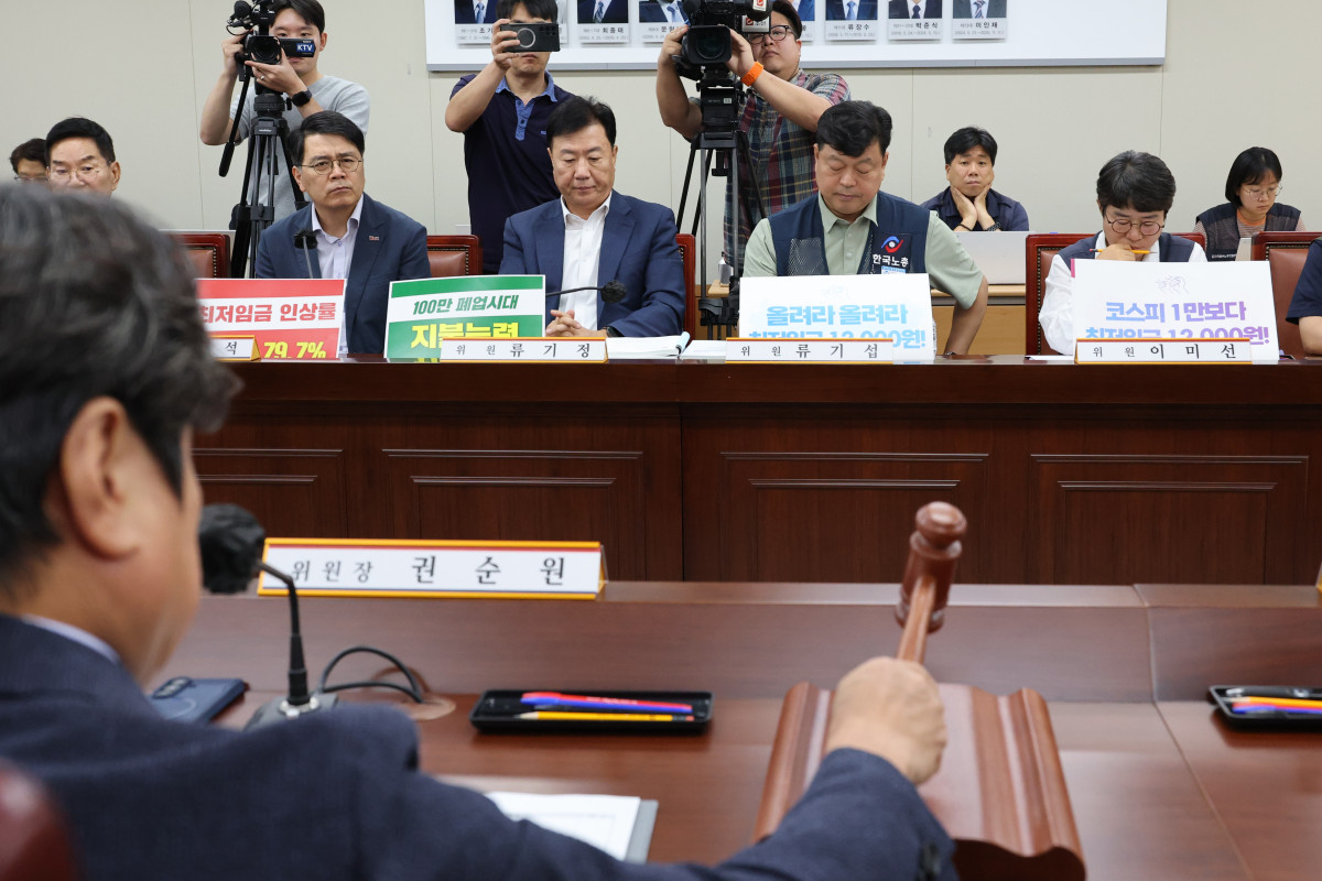 ▲23일 정부세종청사 최저임금위원회에서 내년도 최저임금 인상률을 본격 논의하기 위한 제8차 전원회의가 열리고 있다. 왼쪽부터 사용자위원인 양옥석 중소기업중앙회 인력정책본부장과 류기정 한국경영자총협회(경총) 전무, 근로자위원인 류기섭 한국노총 사무총장과 민주노총 이미선 부위원장. 2026.6.23. (연합뉴스)