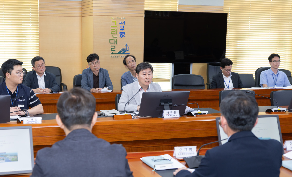 ▲한국서부발전은 23일 충남 태안 본사에서 ‘정의로운 에너지 전환지원 전담조직(TF)’ 정기회의를 열고 주요 과제와 운영 방향을 논의했다고 24일 밝혔다. 사진은 박득원 서부발전 미래사업부사장(둘째 줄 왼쪽 두 번째)이 발언하는 모습. (사진제공=한국서부발전)