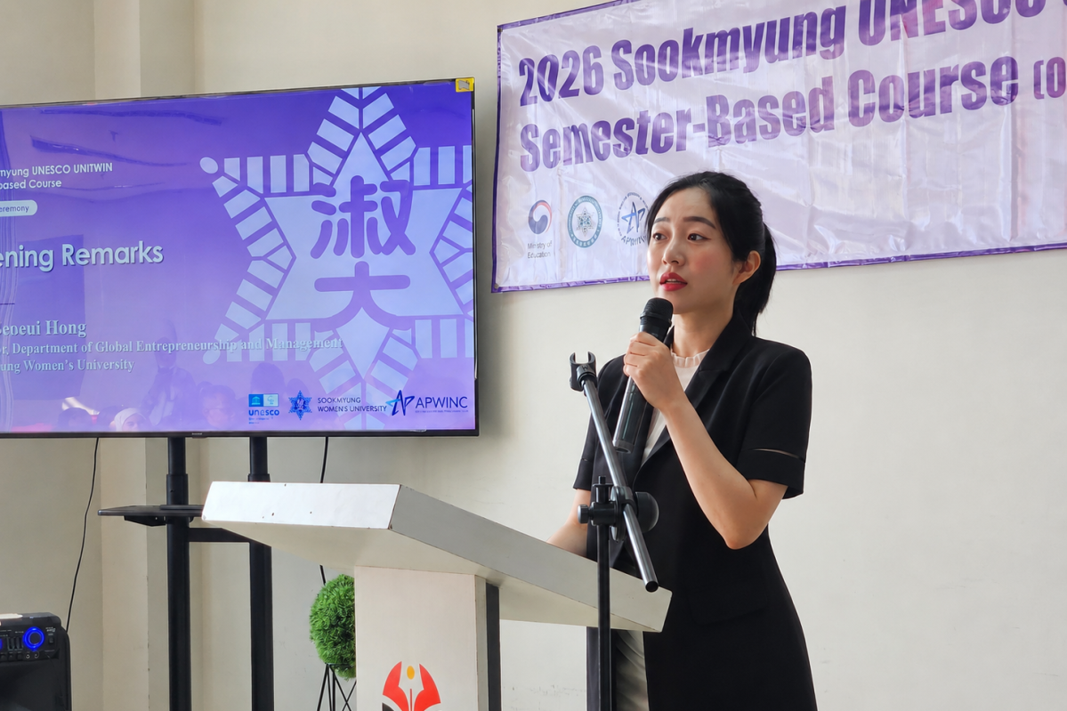 ▲숙명여자대학교 아태여성정보통신원이 펜디디칸대학교 창업학과 학생 30명을 대상으로 개설한 '소비자 행동과 디지털 전환' 과목에서 홍서의 미래대학원 글로벌창업경영학과 교수가 강의하고 있다. (사진=숙명여대)