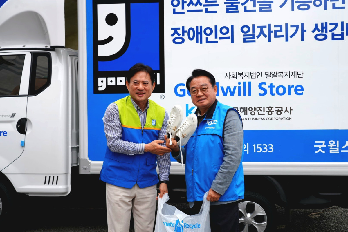 ▲해진공 안병길 사장은 굿윌스토어 밀알부산망미점을 찾아 장애인의 지속 가능한 일자리 창출과 자립 기반 강화를 위해 3,600만 원의 기부금을 전달했다. (사진제공=한국해양진흥공사)
