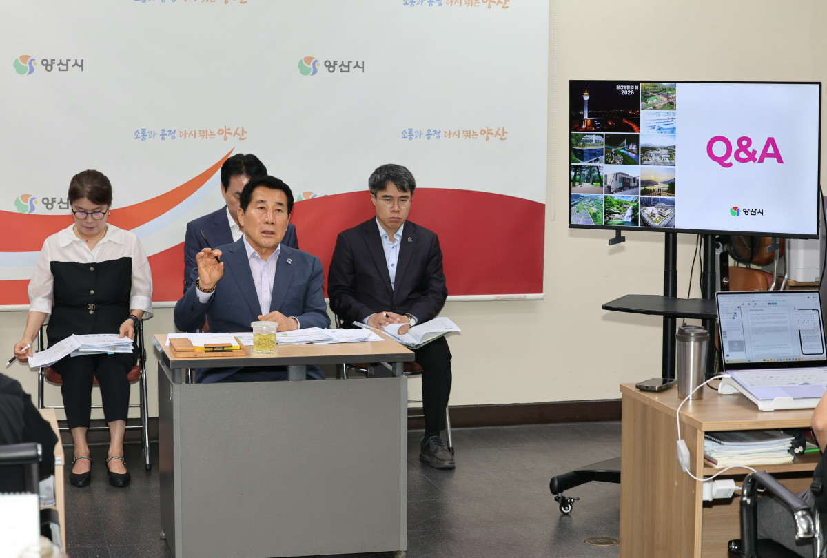▲나동연 양산시장이 양산시 조직개편에 대한 브리핑을 하고 있다. (사진제공=양산시청)