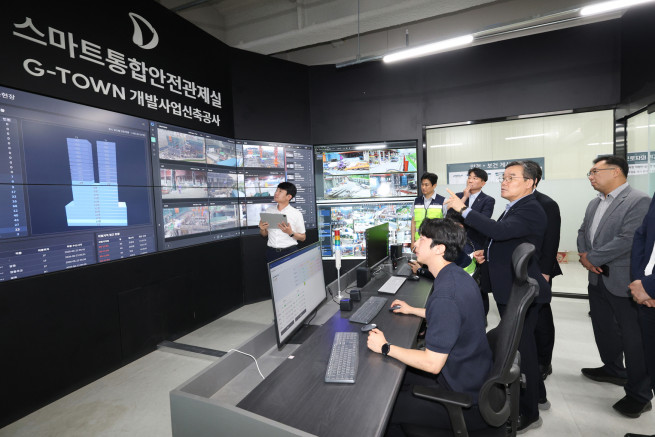 ▲김보현 대우건설 대표가 과천 G-TOWN 개발사업 신축공사 현장에서 열린 안전보건 소통 간담회에 참석해 AI 기반 CCTV 스마트 통합안전관제실을 둘러보고 있다. (사진제공=대우건설)