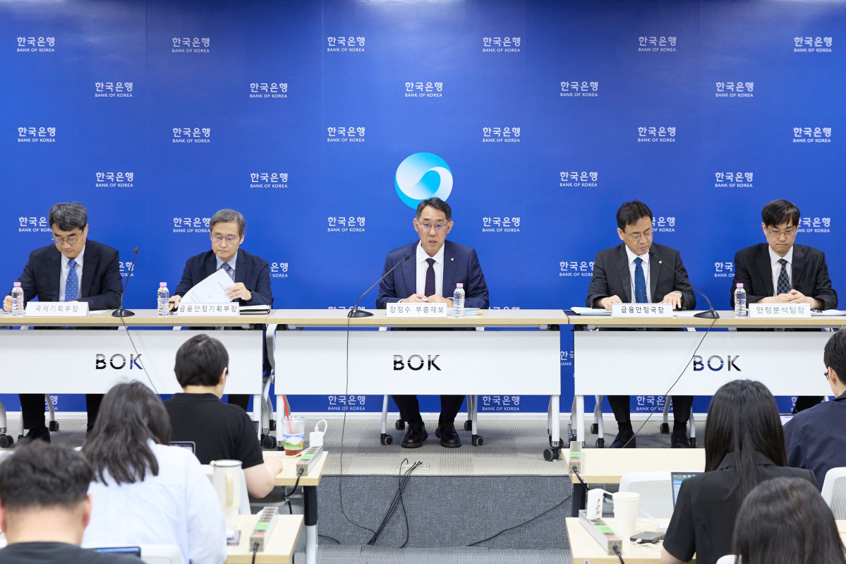 ▲24일 오전 서울 중구 한국은행에서 열린 금융안정보고서(2026년 6월) 설명회사진 왼쪽부터 유재현 국제기획부장, 이정연 금융안정기획부장, 장정수 부총재보, 임광규 금융안정국장, 문용필 안정분석팀장. (사진제공=한국은행)