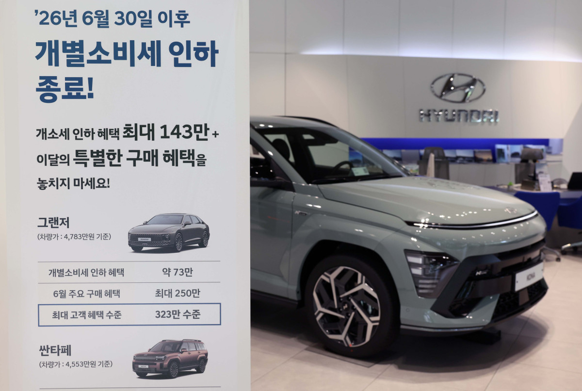 ▲정부의 자동차 개별소비세 인하 혜택이 이달 말 종료를 앞둔 가운데 24일 서울의 한 자동차 판매 영업점에 개소세 인하 혜택 관련 홍보물이 게시돼 있다. 재정경제부 등 관계 부처에 따르면 정부는 6월말 종료 예정인 자동차 개소세 인하(3.5%)를 연장하지 않고 법정세율인 5%로 환원하기로 방침을 정했다. 차값에 따라 수십만원에서 100만원 이상 소비자 부담이 늘어나게 된다. 자동차 개소세 인하는 코로나19 확산으로 소비가 급감했던 2020년 3월에 도입됐다. 신태현 기자 holjjak@