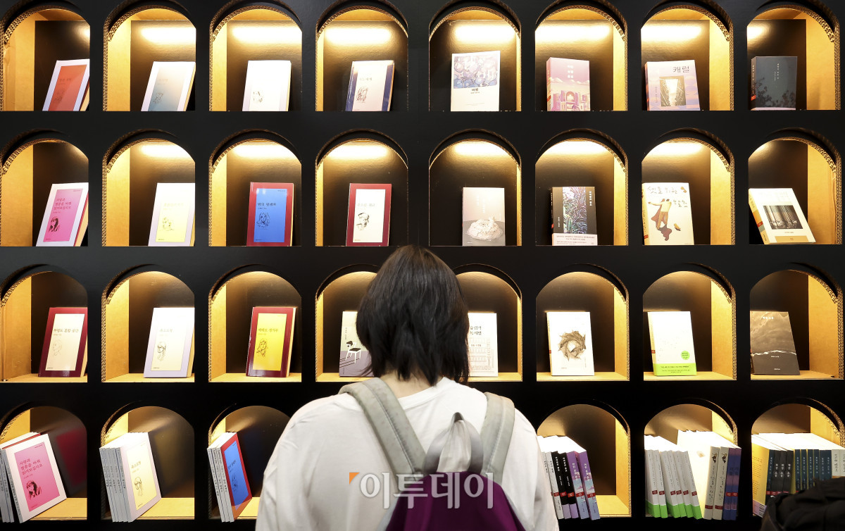 ▲24일 서울 강남구 코엑스에서 열린 '2026 서울국제도서전'을 찾은 관람객들이 참여사 부스를 둘러보고 있다. 2026 서울국제도서전은 독자와 출판사, 저자가 한 자리에서 만나는 국내 최대 규모의 책 축제다. 24일부터 오는 28일까지 닷새간 코엑스 A·B1홀에서 열린다. 고성준 기자 joonko1@