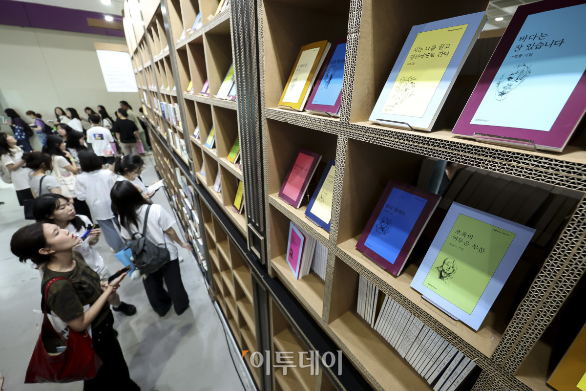 ▲24일 서울 강남구 코엑스에서 열린 '2026 서울국제도서전'을 찾은 관람객들이 참여사 부스를 둘러보고 있다. 2026 서울국제도서전은 독자와 출판사, 저자가 한 자리에서 만나는 국내 최대 규모의 책 축제다. 24일부터 오는 28일까지 닷새간 코엑스 A·B1홀에서 열린다. 고성준 기자 joonko1@
