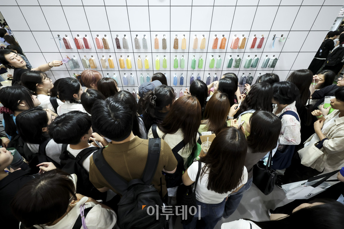 ▲24일 서울 강남구 코엑스에서 열린 '2026 서울국제도서전'을 찾은 관람객들이 책갈피를 고르고 있다. 2026 서울국제도서전은 독자와 출판사, 저자가 한 자리에서 만나는 국내 최대 규모의 책 축제다. 24일부터 오는 28일까지 닷새간 코엑스 A·B1홀에서 열린다. 고성준 기자 joonko1@