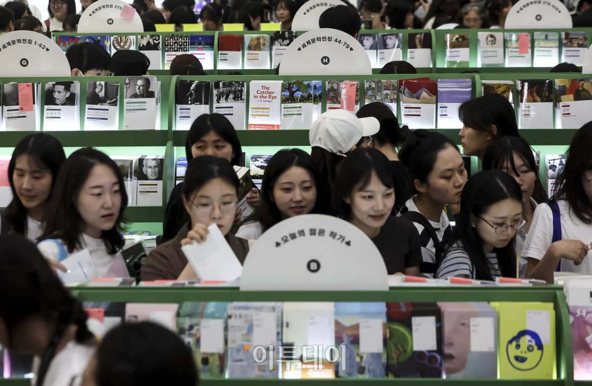 ▲24일 서울 강남구 코엑스에서 열린 '2026 서울국제도서전'을 찾은 관람객들이 참여사 부스를 둘러보고 있다. 2026 서울국제도서전은 독자와 출판사, 저자가 한 자리에서 만나는 국내 최대 규모의 책 축제다. 24일부터 오는 28일까지 닷새간 코엑스 A·B1홀에서 열린다. 고성준 기자 joonko1@