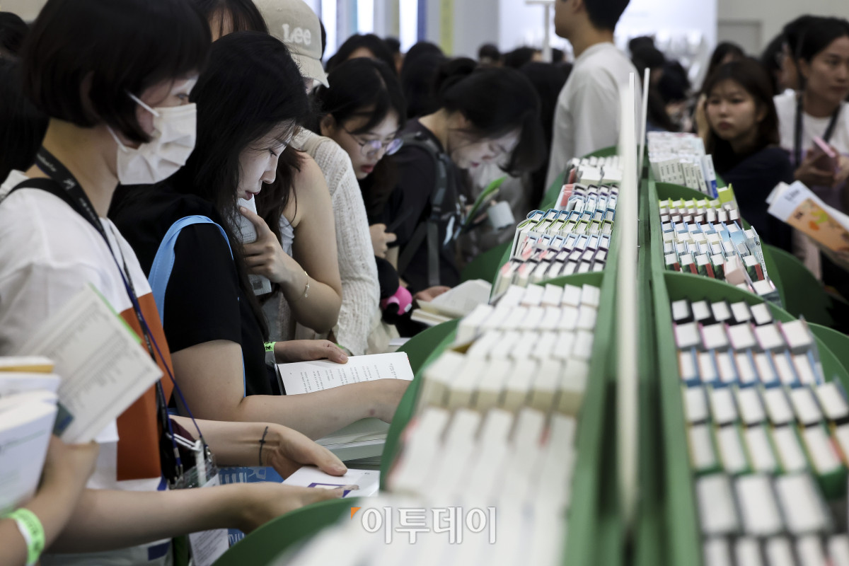 ▲24일 서울 강남구 코엑스에서 열린 '2026 서울국제도서전'을 찾은 관람객들이 참여사 부스를 둘러보고 있다. 2026 서울국제도서전은 독자와 출판사, 저자가 한 자리에서 만나는 국내 최대 규모의 책 축제다. 24일부터 오는 28일까지 닷새간 코엑스 A·B1홀에서 열린다. 고성준 기자 joonko1@