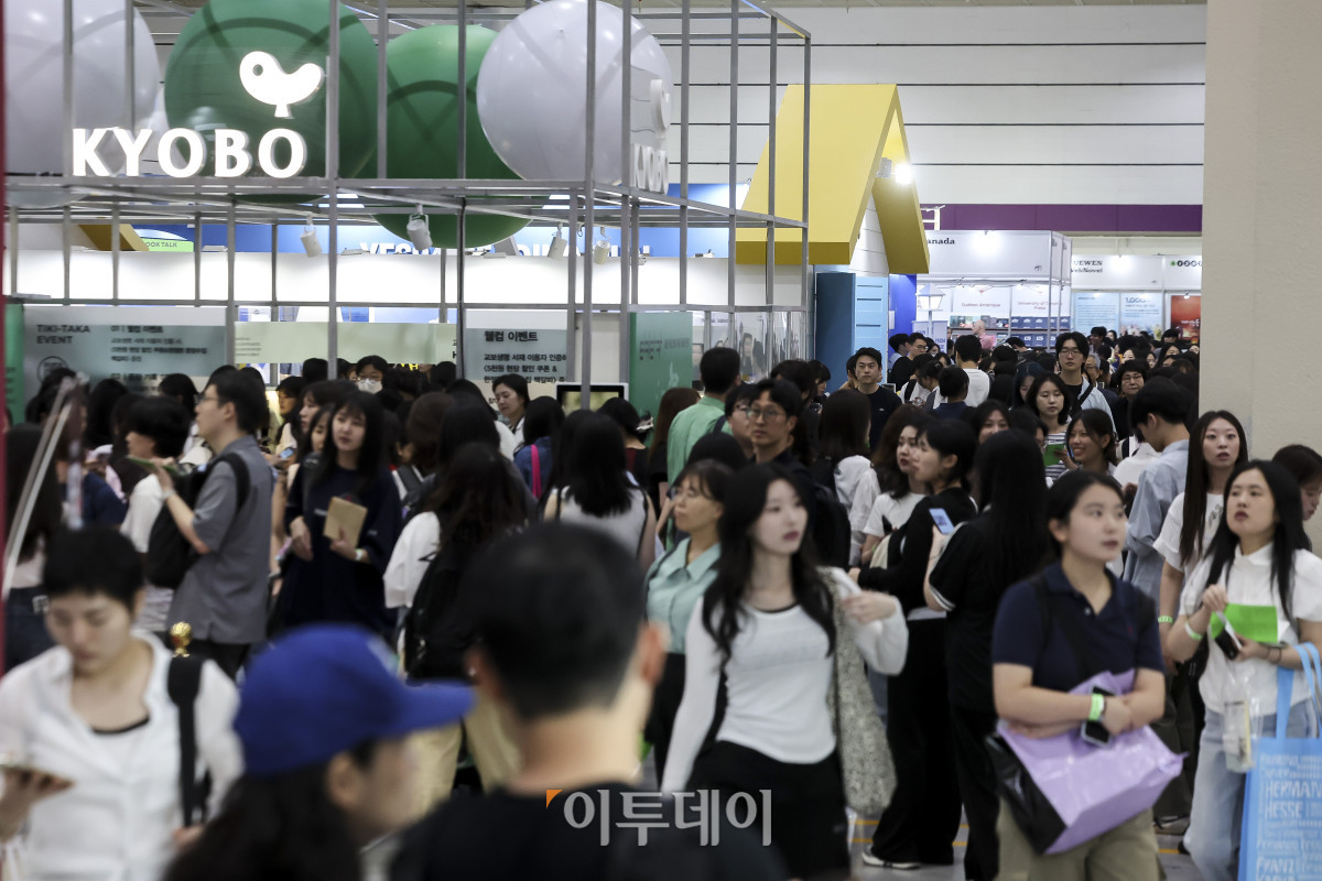 ▲24일 서울 강남구 코엑스에서 열린 '2026 서울국제도서전'이 관람객들로 북적이고 있다. 2026 서울국제도서전은 독자와 출판사, 저자가 한 자리에서 만나는 국내 최대 규모의 책 축제다. 24일부터 오는 28일까지 닷새간 코엑스 A·B1홀에서 열린다. 고성준 기자 joonko1@