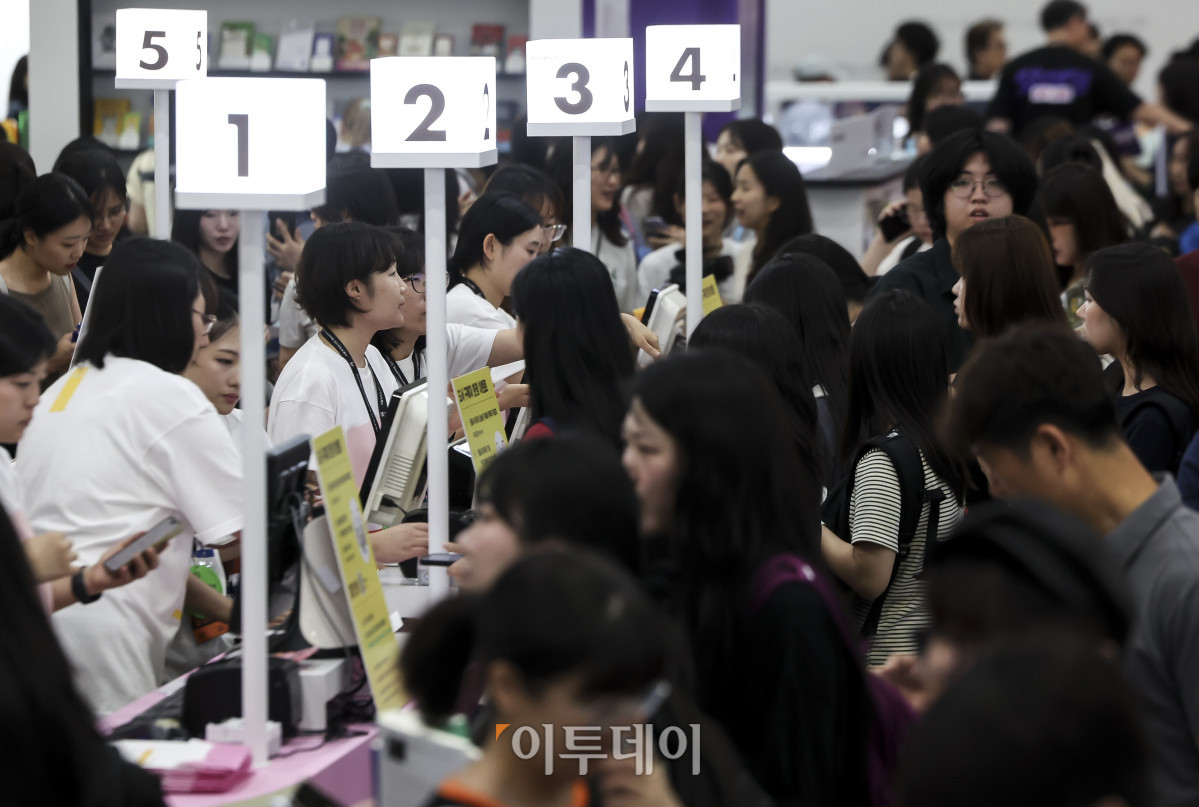 ▲24일 서울 강남구 코엑스에서 열린 '2026 서울국제도서전'이 관람객들로 북적이고 있다. 2026 서울국제도서전은 독자와 출판사, 저자가 한 자리에서 만나는 국내 최대 규모의 책 축제다. 24일부터 오는 28일까지 닷새간 코엑스 A·B1홀에서 열린다. 고성준 기자 joonko1@
