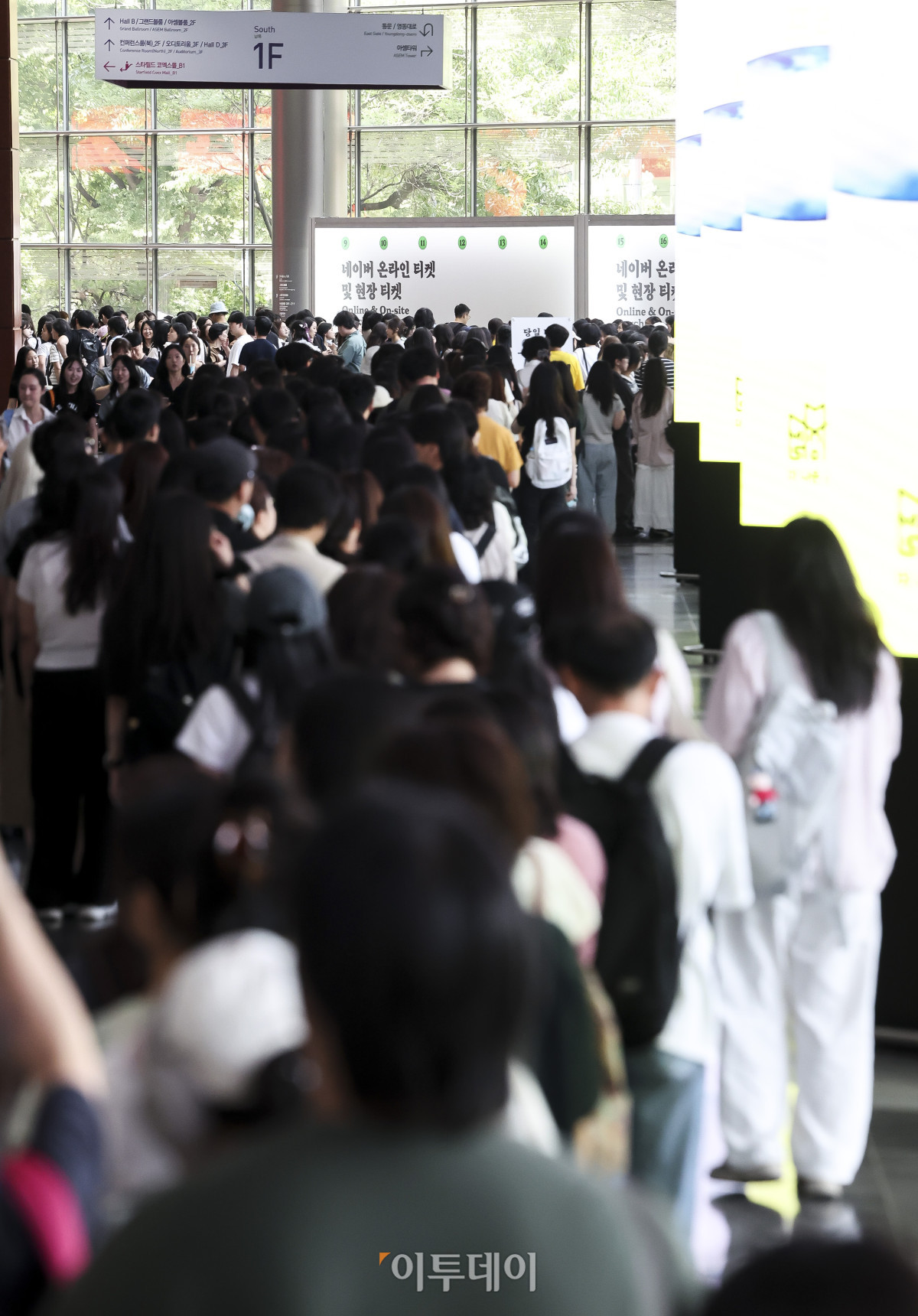 ▲24일 서울 강남구 코엑스에서 열린 '2026 서울국제도서전'을 찾은 관람객들이 입장을 위해 줄을 서고 있다. 2026 서울국제도서전은 독자와 출판사, 저자가 한 자리에서 만나는 국내 최대 규모의 책 축제다. 24일부터 오는 28일까지 닷새간 코엑스 A·B1홀에서 열린다. 고성준 기자 joonko1@